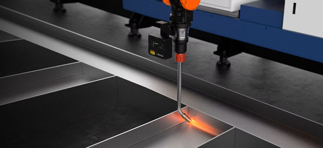 SD Laser R7 robothegesztő állomás lineáris pályán
